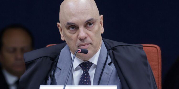 Moraes pede parecer da PGR sobre incluir Jair e Flávio em inquérito