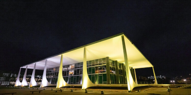 Julgamento sobre inelegibilidade da Lei da Ficha Limpa é suspenso