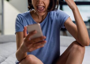 Mulher condenada por difamação em redes sociais