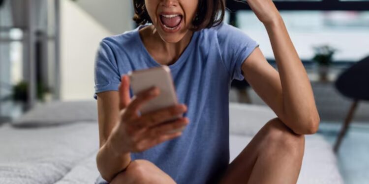 Mulher condenada por difamação em redes sociais