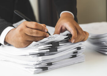Citar decisões judiciais fictícias configura litigância de má-fé