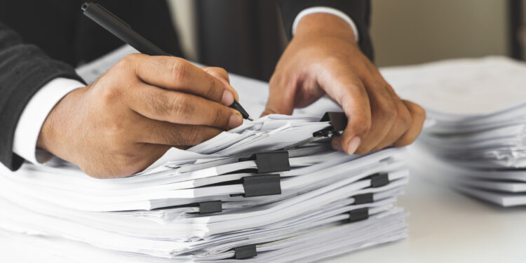 Citar decisões judiciais fictícias configura litigância de má-fé