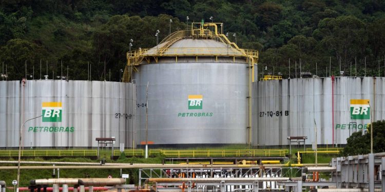 Executivos condenados a 14 anos por fraude na Petrobras